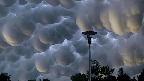 Mammatus clouds