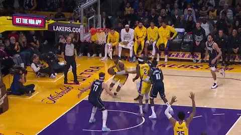 NBA - Rui Hachimura capitalizes on his own miss with the one-handed jam 💪 📺 Mavericks-Lakers