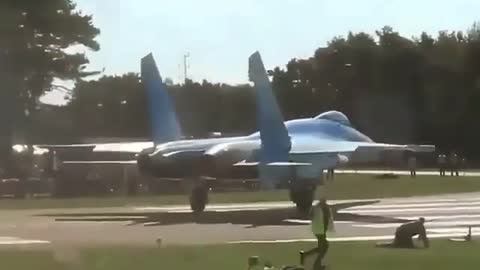 Spectators tumble in jet blast of Ukrainian Su-27