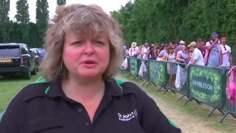 Judy Murray hands out water in Wimbledon queue