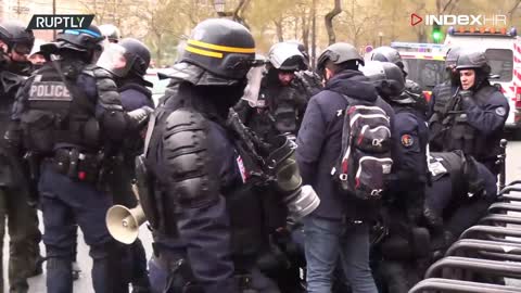 Ponovno žestoki sukobi policije i Žutih prsluka u Parizu