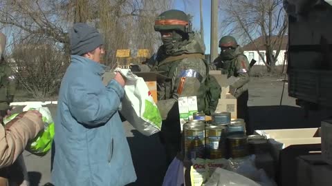 🇷🇺🇺🇦 Servicemen of the Russian Armed Forces continue to provide humanitarian aid to residents of the liberated areas of Ukraine. Since the begining of the operation, over 600 humanitarian actions have been carried out in Donetsk and Luhansk .