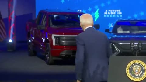 Biden looks lost on stage again this time at the Detroit auto show