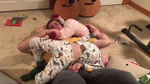Dad bench pressing two children is the sweetest interaction