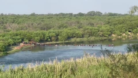 MASSIVE Group Of Migrants Moves Into Texas