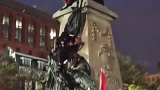 🚨 Pro-Palestine protesters are vandalizing the statues in Lafayette Park outside of the White House