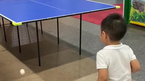 Kelvin play table tennis