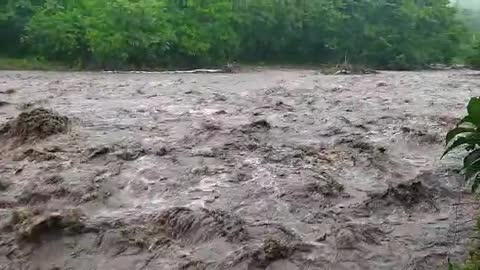 Creciente súbita en río de Santa Helena del Opón