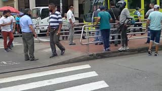 Carro con pico y placa atropelló a un agente de tránsito en el centro de Bucaramanga