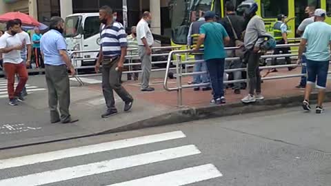 Carro con pico y placa atropelló a un agente de tránsito en el centro de Bucaramanga