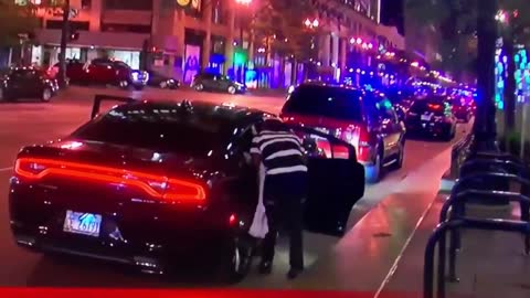 Chicago Looters Load Cars With Stolen Merchandise In Front Of TV Reporters