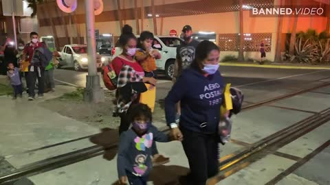 ⁣Dozens Of Pregnant Illegal Immigrants Arrive In The Dark Of Night In Texas
