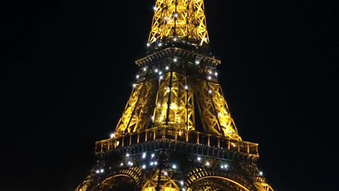 see the eiffel tower from the river