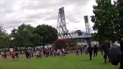 BLM-Antifa Portland press conference crashed by black woman.