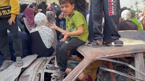 Gaza-palestinines wait for food