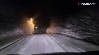 Noćna vožnja kroz Gorski kotar dok pada snijeg