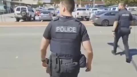 THIS GUY HAD HIT ON THE TRICK TO REPELLING AUSSIE VACCINE POLICE, SING TO THEM !!