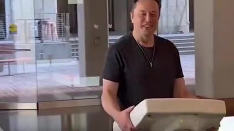 Watch Elon Musk enters twitter HQ!!