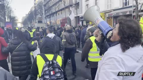France: Yellow Vests stage rally in Paris against COVID measures - 18.12.2021