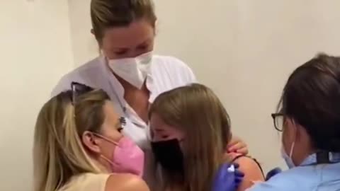 La réaction d'une jeune fille de 13 ans forcée par ses parents à se faire vacciner.