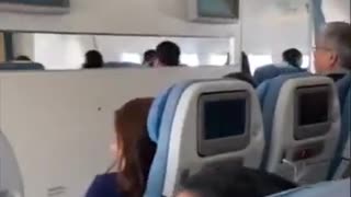 Video: A avión se le incendia una turbina y aterriza de emergencia en Los Ángeles