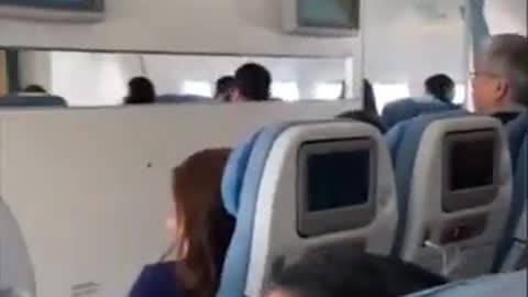 Video: A avión se le incendia una turbina y aterriza de emergencia en Los Ángeles