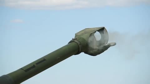 Ukraine War - Ukropeans learn to fire from American M777 howitzers