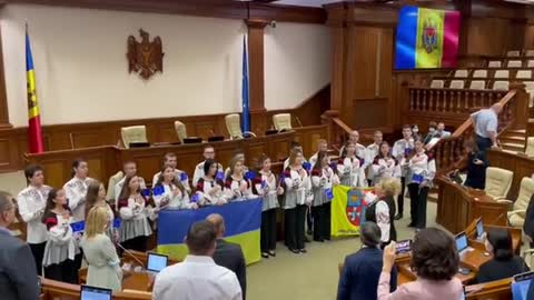 Parliament of Moldova ended with the performance of the national anthem of Ukraine