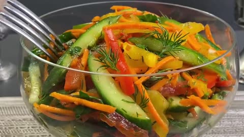 Sehr leckerer und gesunder Salat mit Gurken! Sie werden schlank und schön sein! Gesund und schnell!
