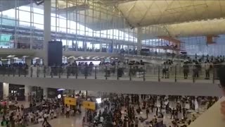 Los manifestantes volvieron a bloquear el aeropuerto de Hong Kong