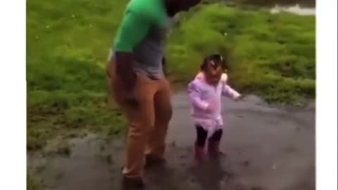 The child teaches the mother to jump in the water