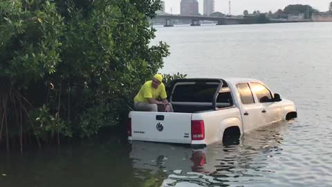 Camioneta cae a laguna de San Lázaro