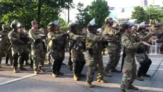 Al ritmo de ‘La Macarena’, la Guardia Nacional de Estados Unidos le baja la tensión a las protestas