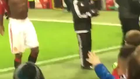 Paul Pogba gives his shirt to a kid after the match vs Tottenham