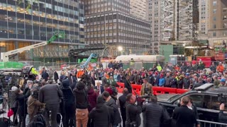 Union workers chant “USA” as President Trump visits their construction site Unannounced brief hello