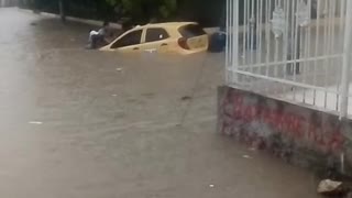 Taxi se quedó atrapado en la corriente en San Fernando