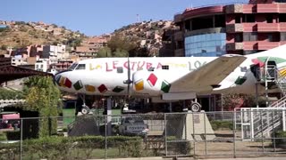 Pequeños lectores bolivianos alzan vuelo en un avión convertido en biblioteca