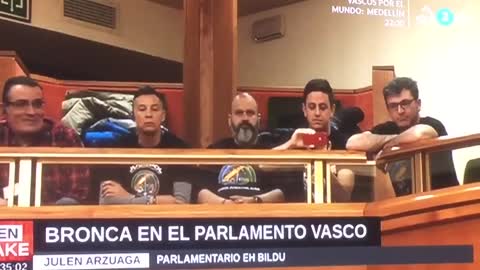 PSOE, independentistas y proetarras EH Bildu se burlan de Policía y Guardia Civil