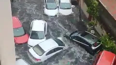 Cyclone Michuang affected in chenai,Bharat /Heavy rain in chenai destroy car