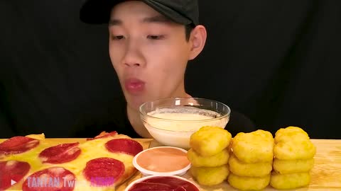 EATING SOUNDS EXTRA CHEESY PIZZA - CHICKEN NUGGETS MUKBANG