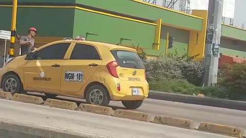 Captan en video a hombre que amenaza a conductores con piedras