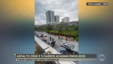 Asfalto cede e engole 5 carros na Malásia | SBT Notícias