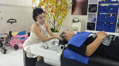 Wash hair and take care of face with Ms Diem at Cali Nguyen salon