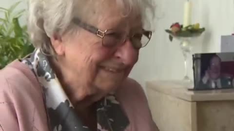 Miep, 90 anni, è sola e desidera disperatamente un abbraccio dal giornalista.