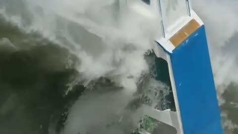 giant waves make a boat sink