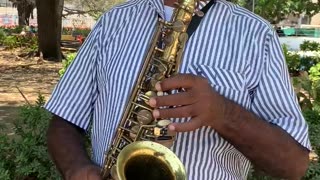 La historia del saxofonista del Parque Centenario