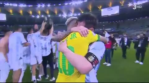 Abrazo entre Neymar y Messi en la final de la Copa América