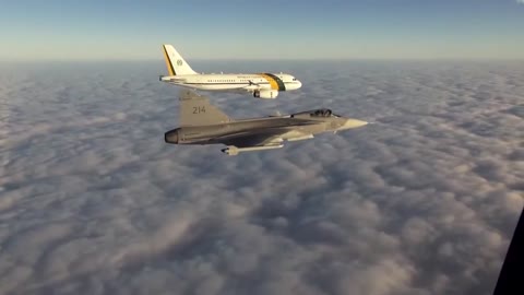 Brazilian Presidential plane welcomes a Gripen fighter