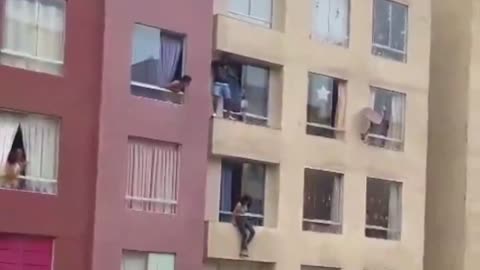Hombre intenta salvar a mujer de lanzarse de edificio en Perú