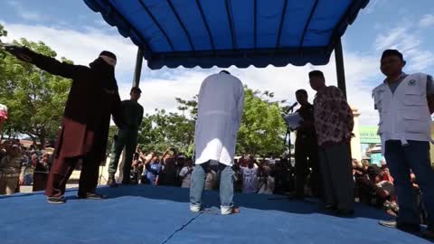 Azotan 84 veces en público a dos indonesios acusados de mantener relaciones homosexuales
